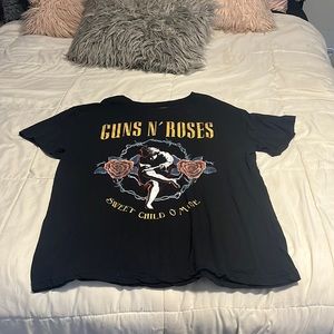 Gun and roses tee